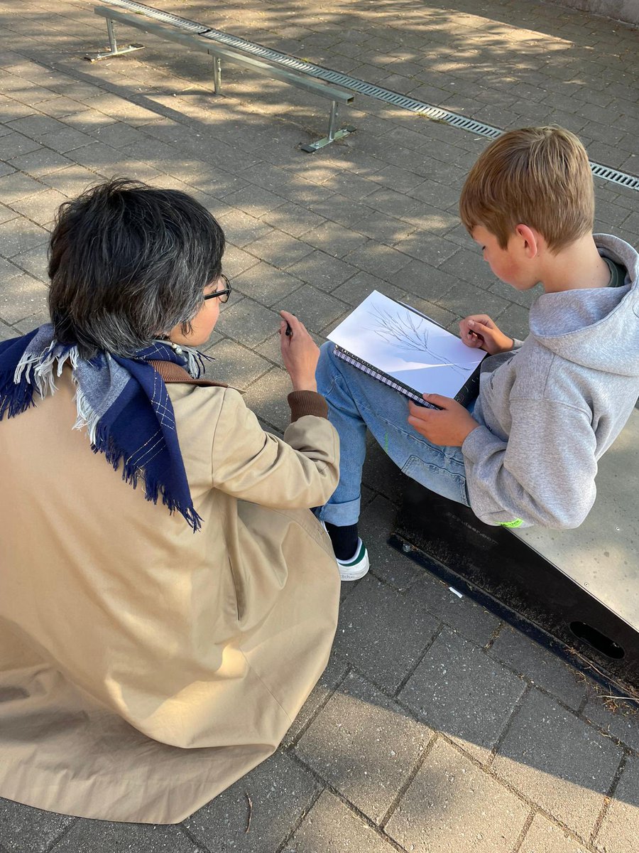 KATervuren's tweet photo. Zon en frisse lucht zorgen voor extra energie én creativiteit vandaag! ☀️ Lessen crea op de speelplaats! #Buitenlesdag #buitenlesdag2022 #HelemaalGO #GOleert #tervuren https://t.co/svlfnGEpbm