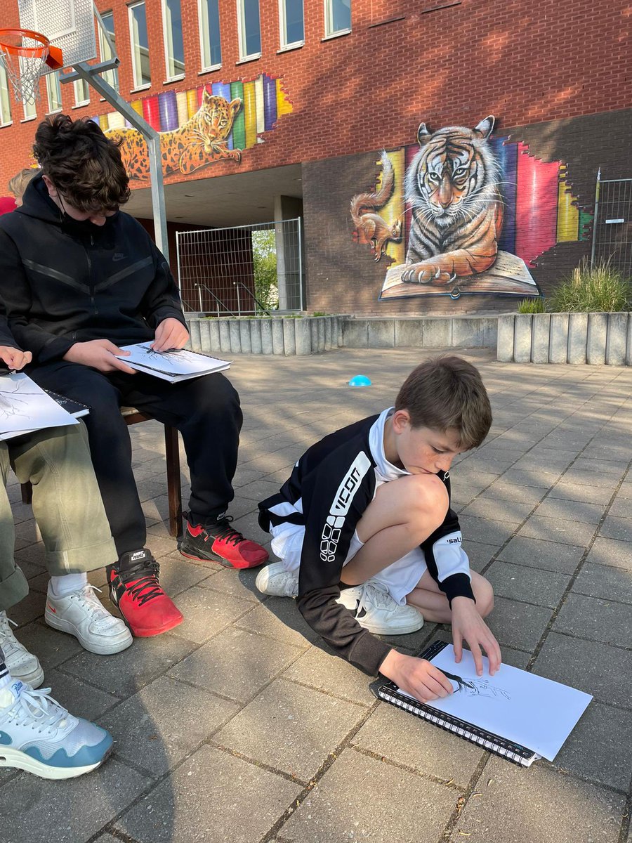 KATervuren's tweet photo. Zon en frisse lucht zorgen voor extra energie én creativiteit vandaag! ☀️ Lessen crea op de speelplaats! #Buitenlesdag #buitenlesdag2022 #HelemaalGO #GOleert #tervuren https://t.co/svlfnGEpbm