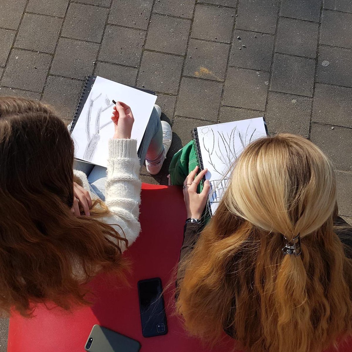 KATervuren's tweet photo. Zon en frisse lucht zorgen voor extra energie én creativiteit vandaag! ☀️ Lessen crea op de speelplaats! #Buitenlesdag #buitenlesdag2022 #HelemaalGO #GOleert #tervuren https://t.co/svlfnGEpbm