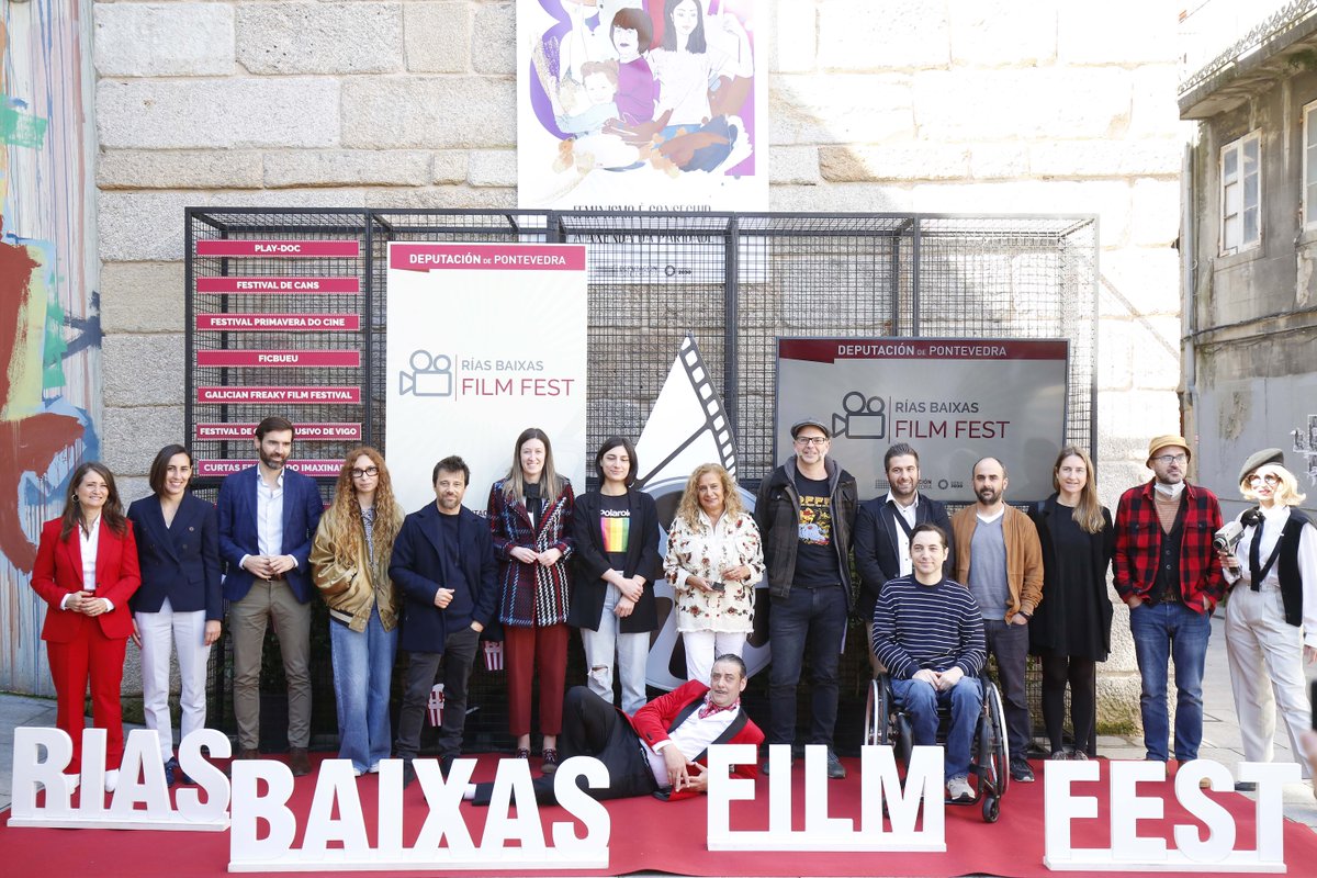 Deputación Pontevedra (@depo_es) on Twitter photo 🎬 Tiro de saída aos nosos #RíasBaixasFilmFest deste ano 🎉
Grazas ao <a href="/PlayDocFest/">Play-Doc</a>, <a href="/festivaldecans/">Festival de Cans</a>, @FICBUEU, <a href="/primaveradocine/">Primavera Do Cine</a>, <a href="/GFFFestival/">GFFF - Galician Freaky Film Festival</a>, <a href="/ViiffV/">VIIFF Festival Internacional Cine Inclusivo Vigo</a>, <a href="/novoscinemas/">Novos Cinemas</a> e <a href="/CurtasAC/">CURTAS Festival do Imaxinario</a> por seguir convertendo a provincia nun referente da cultura e do audiovisual! 👏👏 🎬 Tiro de saída aos nosos #RíasBaixasFilmFest deste ano 🎉
Grazas ao <a href="/PlayDocFest/">Play-Doc</a>, <a href="/festivaldecans/">Festival de Cans</a>, @FICBUEU, <a href="/primaveradocine/">Primavera Do Cine</a>, <a href="/GFFFestival/">GFFF - Galician Freaky Film Festival</a>, <a href="/ViiffV/">VIIFF Festival Internacional Cine Inclusivo Vigo</a>, <a href="/novoscinemas/">Novos Cinemas</a> e <a href="/CurtasAC/">CURTAS Festival do Imaxinario</a> por seguir convertendo a provincia nun referente da cultura e do audiovisual! 👏👏