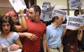 Atakabreada's tweet photo. Abascal malo. Otegi hombre de paz.
Ortega Lara verdugo. José Luis Erostegui víctima.
VOX fachas. Bildu demócratas. https://t.co/ROX1QoQ2B3