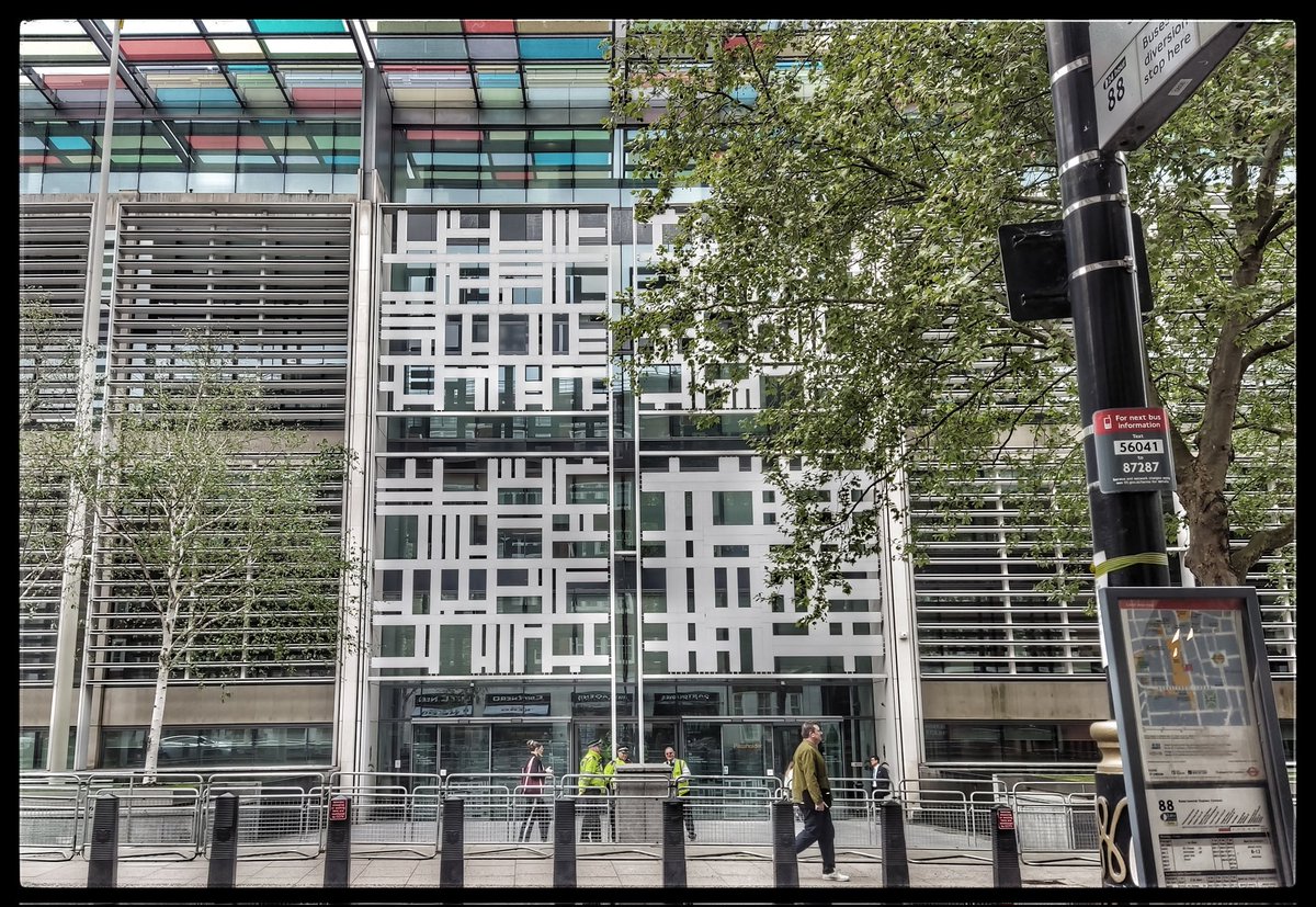 MPSWestminster's tweet photo. With @ukhomeoffice security @mitie and #CardinalPlace @BidvestNoonan speaking to the public and providing reassurance to the local businesses. #ProjectServator #thursdayvibes https://t.co/C0euxDdNAp