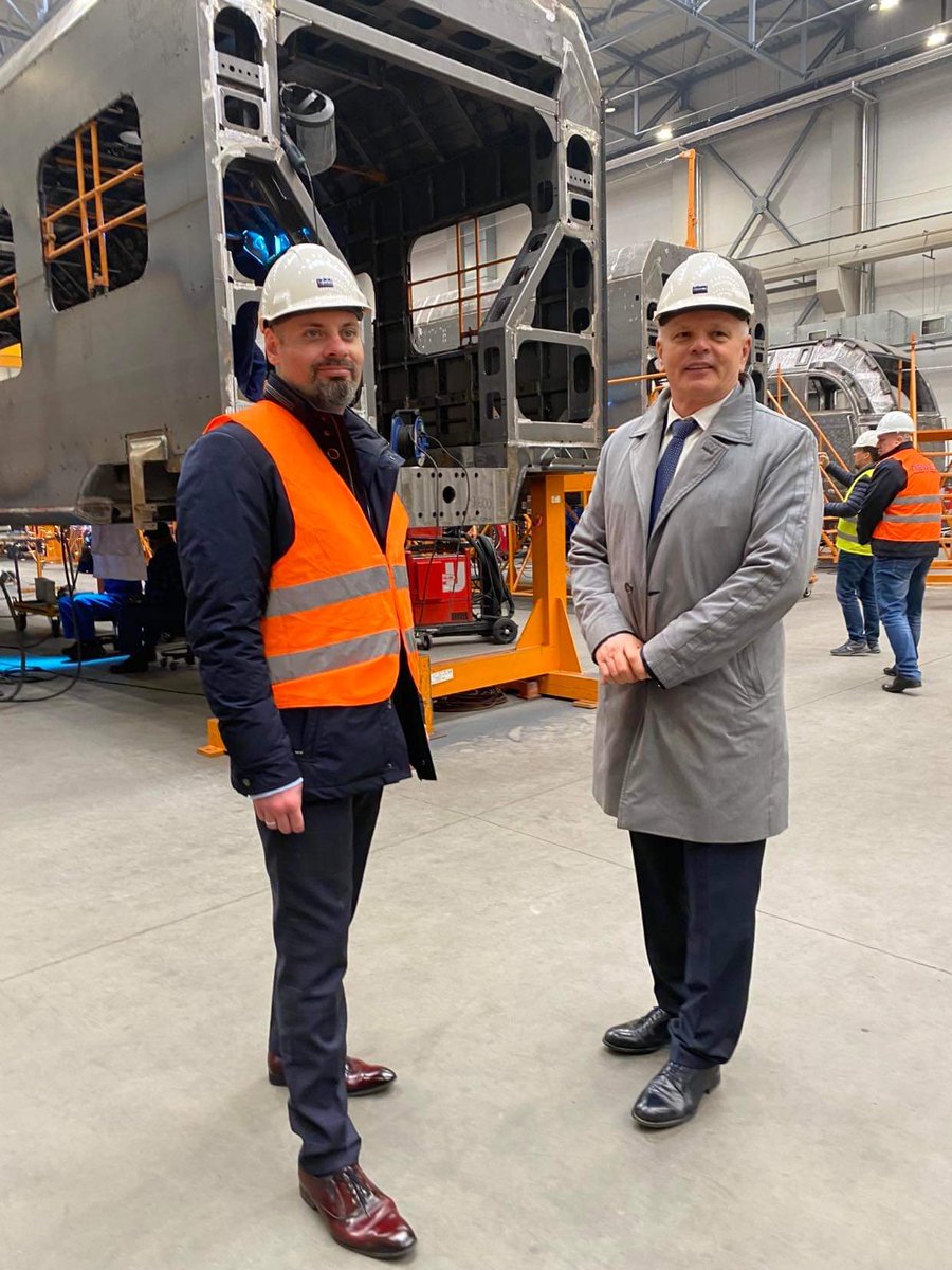 zakończyła się dzisiejsza wizyta @SKM Warszawa 😃
Nasi goście zwiedzili zakład produkcyjny oraz sprawdzili postępy produkcji kolejnych pojazdów #Impuls2 🚊 w konfiguracji pięcioczłonowej które wkrótce zagoszczą na Warszawskich torach! 🛤