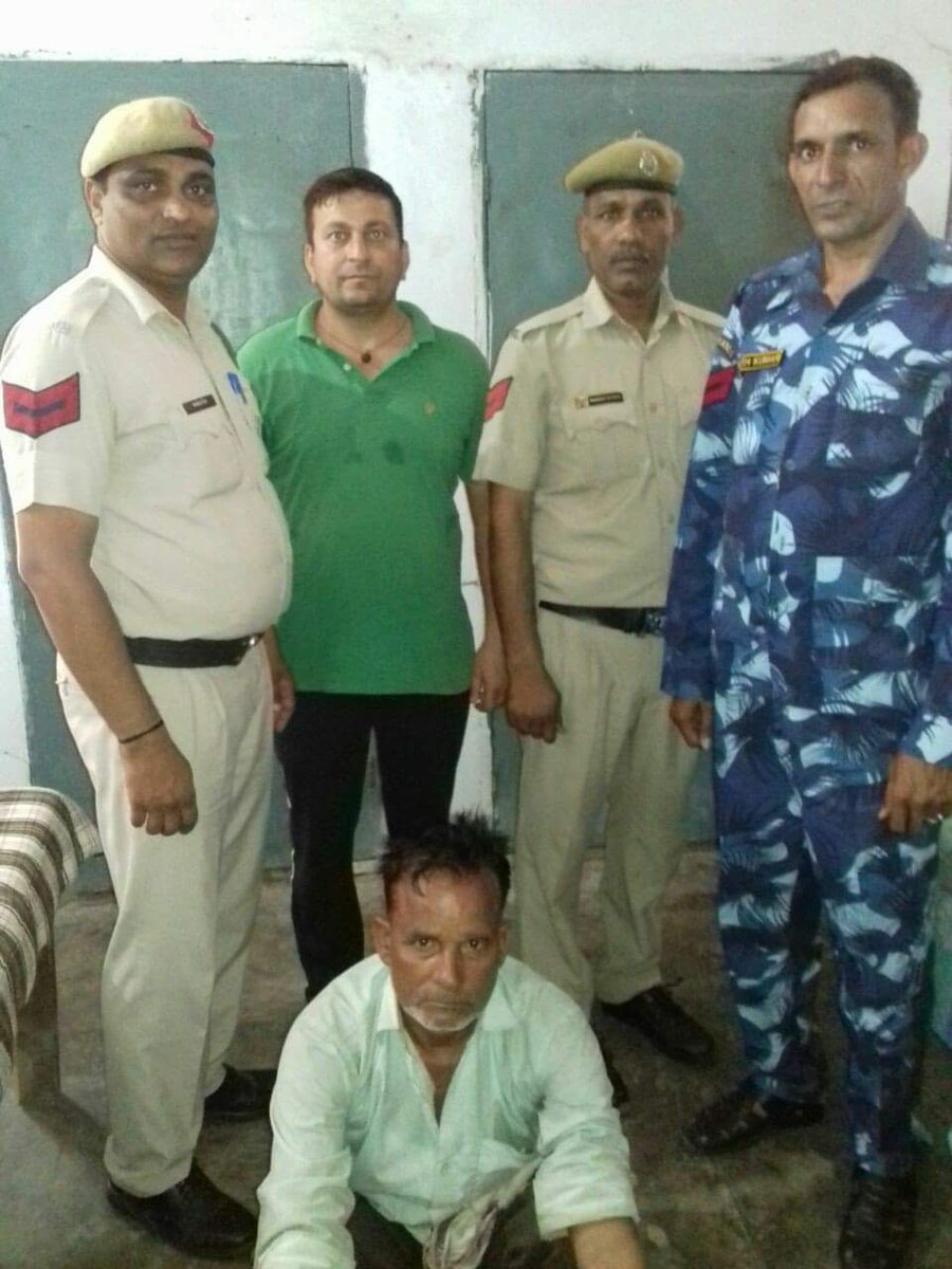 Shokatali99's tweet photo. मेवात जिले की नगीना थाना पुलिस जी ने गौ तस्करी को अंजाम देने वाले महेश न���म के एक बजरंगी को करीब दो दर्जन गायों के साथ गिरफ्तार किया था !
मान लीजिये ना pls 
#गौरक्षक_ही_गौतस्कर_हैं https://t.co/pqB6X18YGS