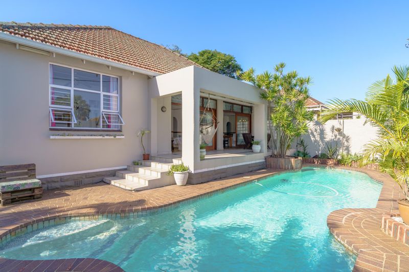 WakefieldsSA's tweet photo. A 3 Bedroom Home is For Sale in #Musgrave!
Super comfortable 3 bed home with 2 baths, aircon units, spacious lounge &amp; diningroom with a very easy flow!
Close to the new mosque, hospitals, schools, Musgrave Centre, parks, highways, very central!
https://t.co/XCRMGImZKe #SAProperty https://t.co/p2g9bQaTRF