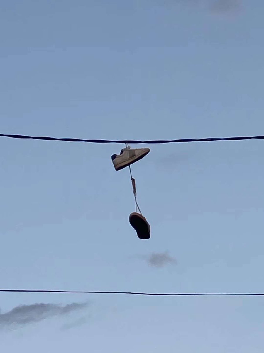 为什么很多地方的电线上面都会统一挂着鞋子 最过分我还见过挂着拖鞋