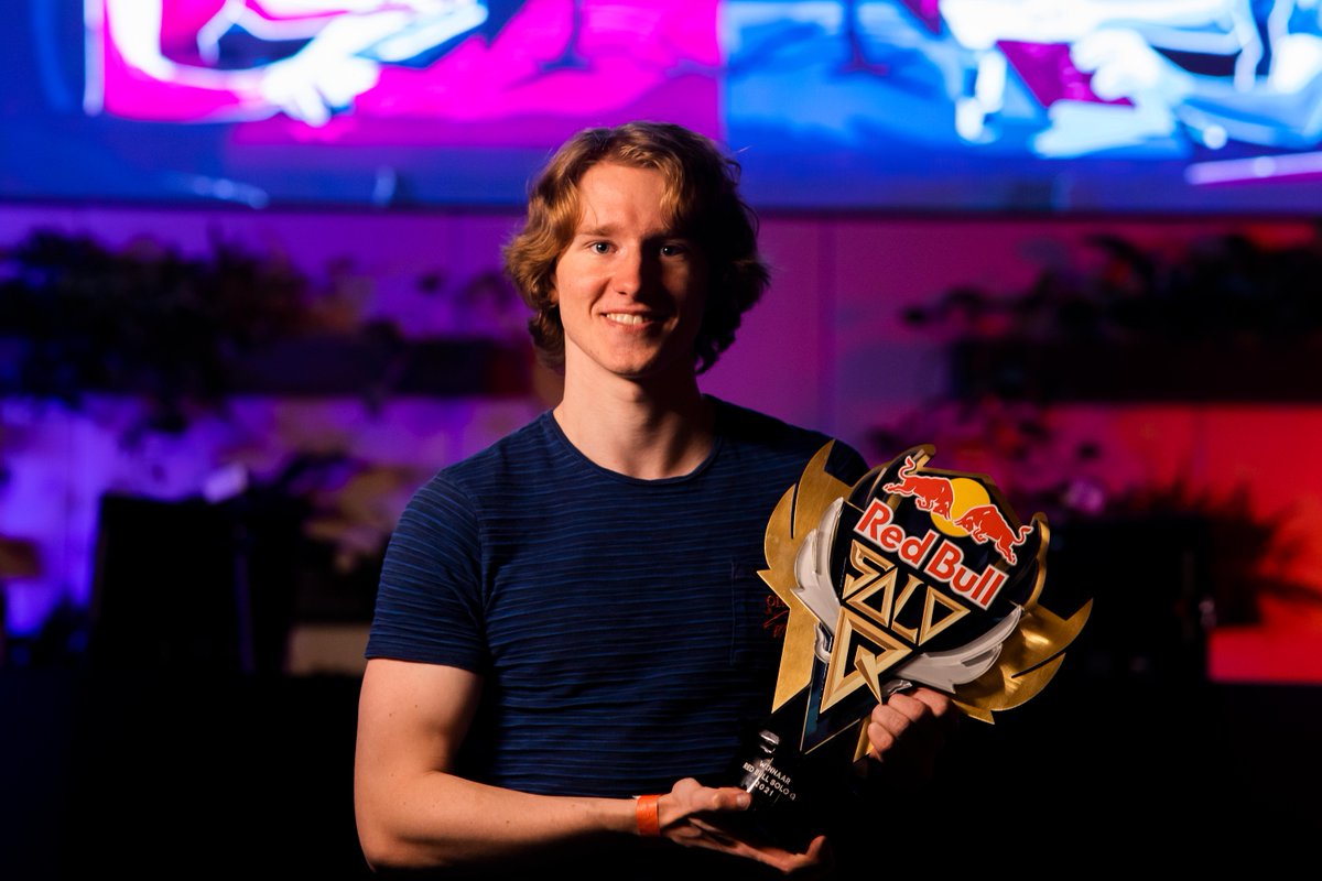redbullNED's tweet photo. Vanavond is Qualifier 1 van Red Bull Solo Q! 🤩 

Word jij de volgende @FatShieldLoL? 🤔 

Schrijf je dan nu in! 📝 https://t.co/12NwuOSitw

#LeagueOfLegends #RedBullSoloQ https://t.co/DoEpeNyFT5