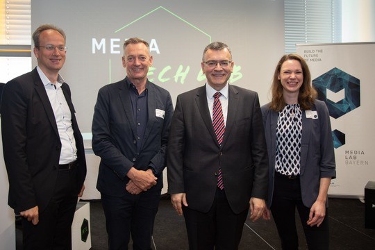 BLM_Bayern's tweet image. Startschuss für d, #MediaTechLab: Medienminister Dr. Florian Herrmann @fwhfreising u. BLM-Präsident Dr. Thorsten Schmiege haben heute das #MediaTechLab eröffnet @MediaLabBayern. So sollen Developer techn. Innovationen schneller in d. Medien bringen können. bit.ly/3xZLGzi