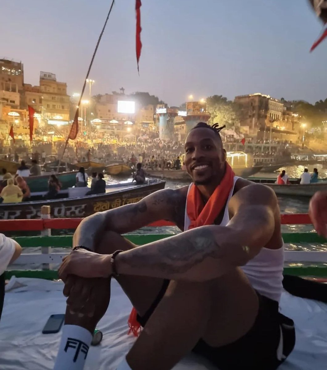 Yadavji_'s tweet photo. NBA Basketball Player Dwight Howard on a spiritual tour in Varanasi ♥️

Namastey @DwightHoward 🙏🏻🙌

https://t.co/3APwAQMRMT https://t.co/TCHBAo5YWy