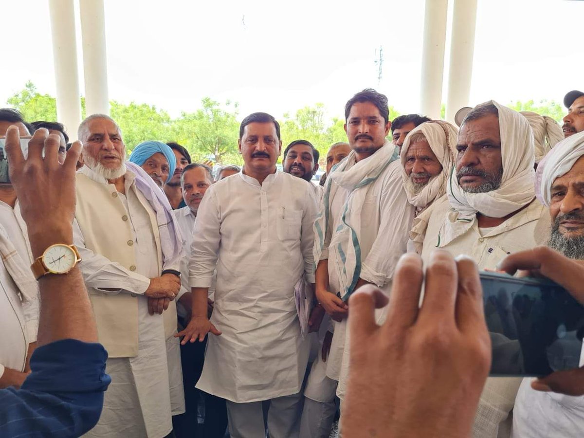 ErMammanKhan's tweet photo. हमारा देश विभिन्न धर्मों का देश है! जहाँ हम सब एक साथ रहते हैं,सभी धर्म एक दूसरे धर्म का सम्मान करते हैं, में भी सभी धर्मों का हृदय से सम्मान करता हूं, लेकिन जो असामाजिक तत्व गऊरक्षा की आड़ में विशेष समुदाय को निशाना बना रहें हैं यह ��तई बर्दाश्त नहीं होगा!
#गौरक्षक_ही_गौतस्कर_हैं https://t.co/eqOMrcke1J