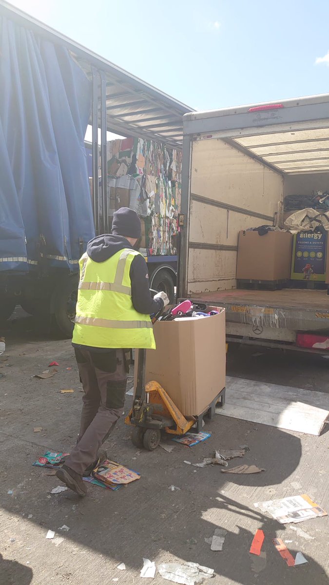 Many thanks to our teams helping out <a href="/FARE_Scotland/">FARE Scotland</a> to transport food and clothing to Ukranian refugees yesterday. Always happy to be a part of a good cause!