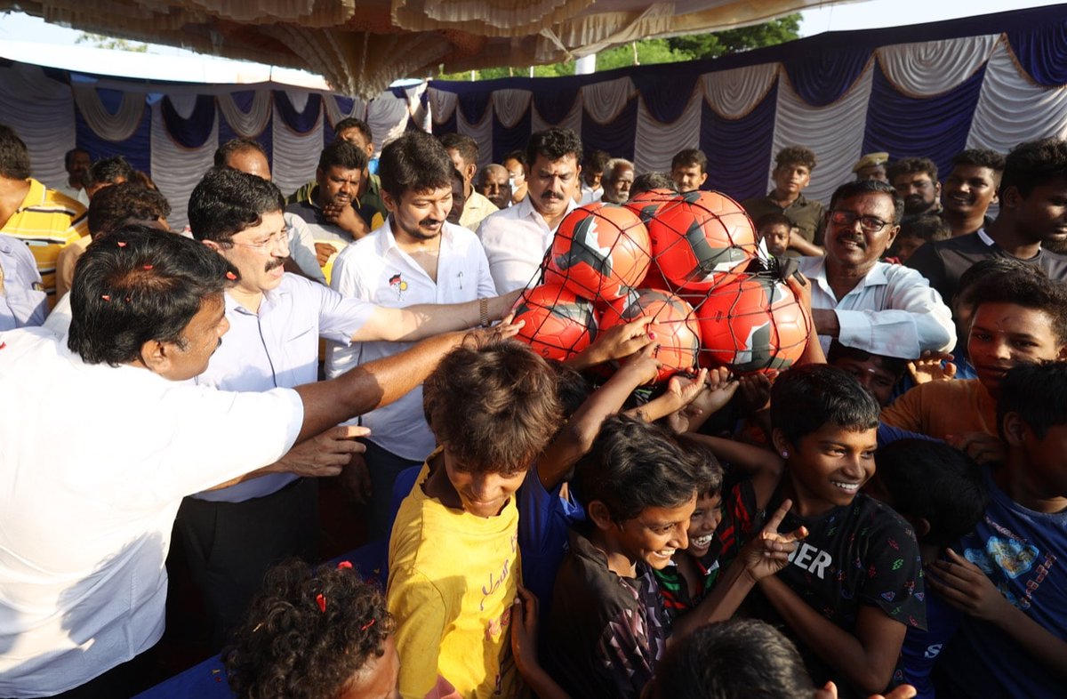 RecycleBinTVM's tweet photo. He attended urban parliament monthly meeting with the committee and council and interacted with the community. He also inaugurated cricket pitch in the ground adjacent to the community, distributed football, cones, cricket bats, balls etc to the kids in the community. https://t.co/n5VnArK6yq