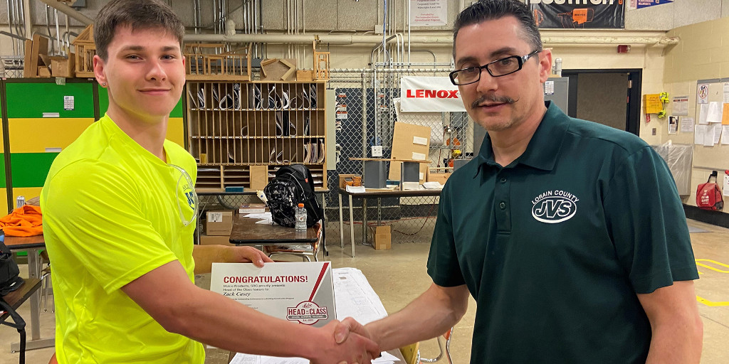LorainCountyJVS's tweet photo. #LCJVS is proud to congratulate Zach Casey, 🔨Carpentry senior from #northridgeville, for being recognized with a “Head of the Class” award from Malco Products SBC. 👏We wish you the best in your future career!! #LCJVSSuccess #malcoheadoftheclass #malcotools https://t.co/0ztj7jGj8J