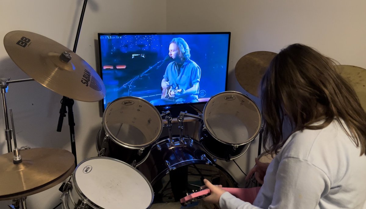 It was hard for Emma the channel the tension she feels everyday and relax her body and mind to gently strum her ukulele but she did it. The beautiful calmness of @eddievedder and his ukulele music helped a lot. #EmmaRocksAutism #AutismDoesntHoldMeBack @PearlJam @NickMcIlwain1