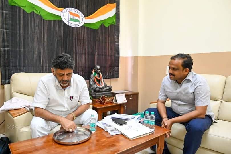 Basananagouda's tweet photo. ಕೆಪಿಸಿಸಿ ಪ್ರಧಾನ ಕಾರ್ಯದರ್ಶಿಗಳಾದ ಶ್ರೀ‌ ಬಸನಗೌಡ ಬಾದರ್ಲಿ @Basanagouda99 ಅವರು ಇಂದು @DKShivakumar ಅವರಿಗೆ
ಭೇಟಿ ಮಾಡಿ ಸಮಾಲೋಚನೆ ನಡೆಸಿದರು. https://t.co/khoLzfKkkV