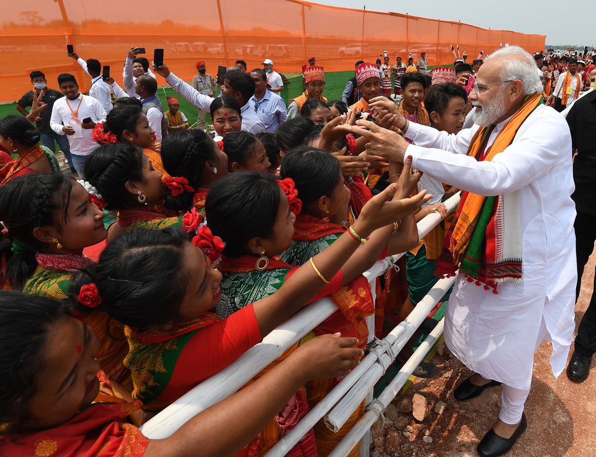 BJPOrganisation's tweet photo. असम की जनता द्वारा मिले स्नेह और सम्मान से गद-गद हुए प्रधानमंत्री श्री @narendramodi जी...

#AssamGreetsNaMo https://t.co/28tm3rkZ7o