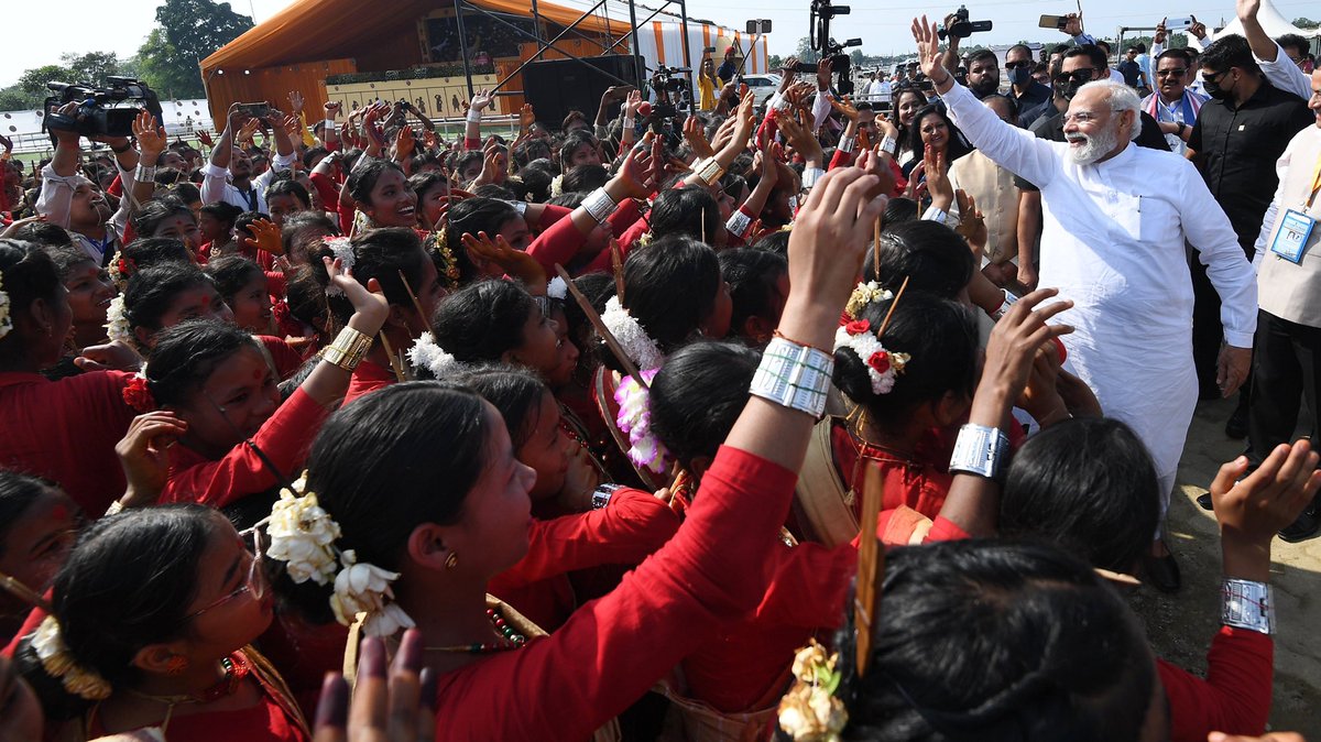 BJPOrganisation's tweet photo. असम की जनता द्वारा मिले स्नेह और सम्मान से गद-गद हुए प्रधानमंत्री श्री @narendramodi जी...

#AssamGreetsNaMo https://t.co/28tm3rkZ7o