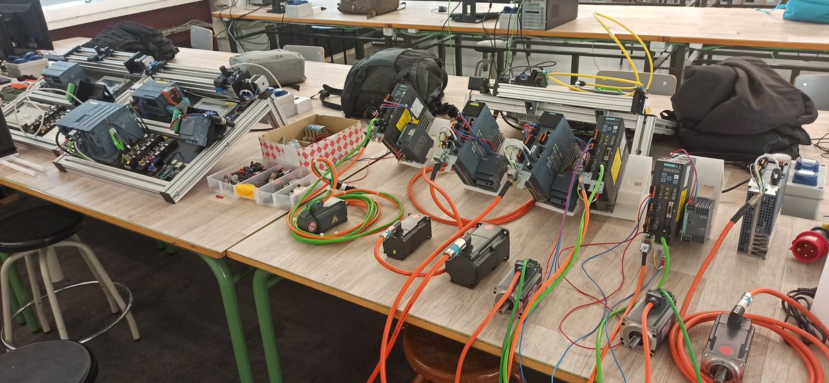 Damianmh1's tweet photo. Els nostres alumnes de #Robotica ja estan finalitzant els seus projectes. Endavant Alt Penedès!!! @ins_alt https://t.co/WJo9zkKNkv