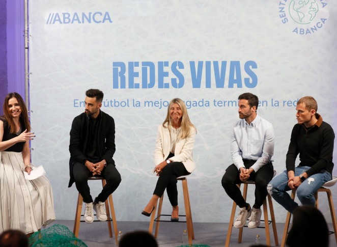 leticiachas's tweet photo. Un placer participar ayer en el acto de #RedesVivas de @SomosABANCA. La preocupación por reducir los residuos marinos, unida al deporte, da lugar a resultados muy muy chulos, como la transformación de redes fantasma, recogidas del mar, en redes para nuestras porterías 💚🥅🥰. https://t.co/u6rpI7nm8e