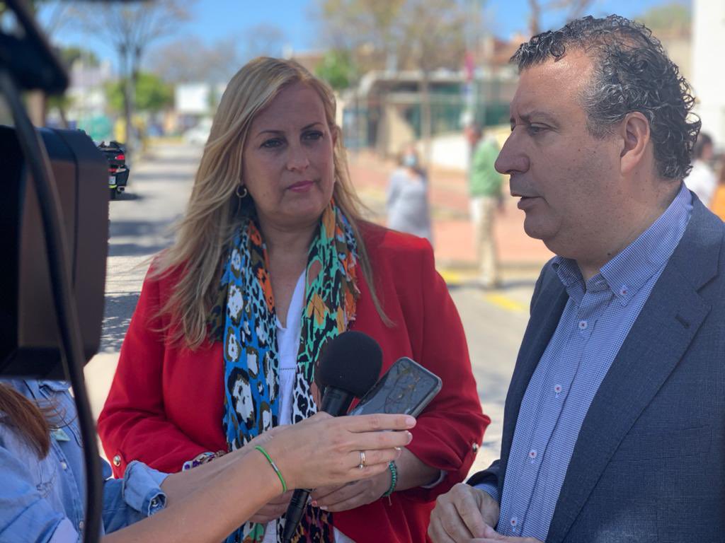 JFdezdelosRios's tweet photo. Hoy nos hemos concentrado en Palomares del Río para apoyar a una magnífica alcaldesa, Ana Isabel Jiménez, frente a una moción de censura que es una barbaridad. PP y Vox afianzan su pacto y suman a Ciudadanos y a Podemos, que se entrega a una alianza antinatura. https://t.co/XpkmWZ9vtx