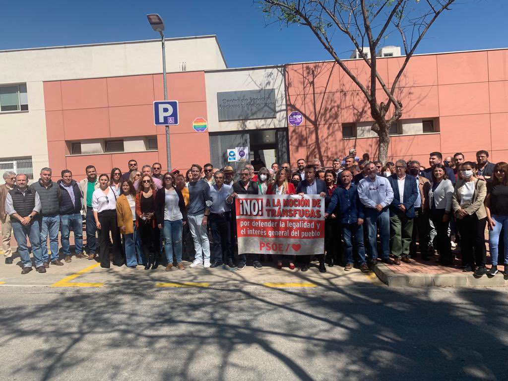 JFdezdelosRios's tweet photo. Hoy nos hemos concentrado en Palomares del Río para apoyar a una magnífica alcaldesa, Ana Isabel Jiménez, frente a una moción de censura que es una barbaridad. PP y Vox afianzan su pacto y suman a Ciudadanos y a Podemos, que se entrega a una alianza antinatura. https://t.co/XpkmWZ9vtx