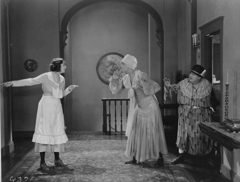 filmdialogueone's tweet image. What Happened to Jones (1926) poker game results in a hilarious #ReginaldDenny and #OtisHarlan Turkish Bath adventure. From feminine attire to priesthood, this is a true delight! 🤣🤣🤣

@CinemaMuseum @kenbioscope #SilentLaughterWeekend2022 #SilentComedy