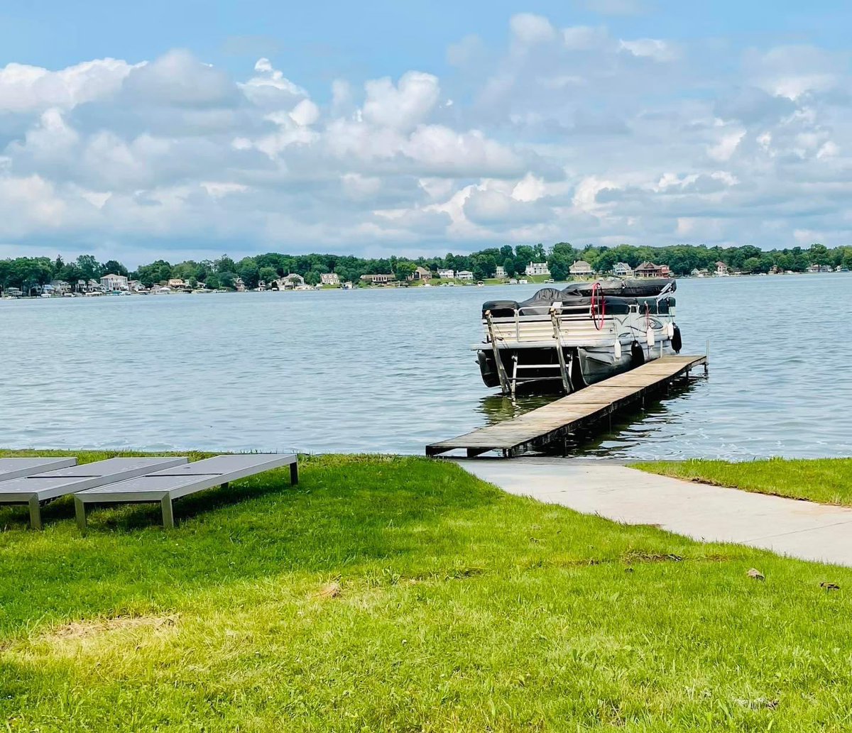 🌊Pontoons will be in the water at our lake rentals beginning May 1st🌊
 
Book your stay in May to be one of the first riders of the season on the boats!☀️

‼️ tjlakerentals.com ‼️

#tjlr #pontoons #summer #lakelife #lakerentals #pontoonincluded #vrbo #airbnb #swmichigan