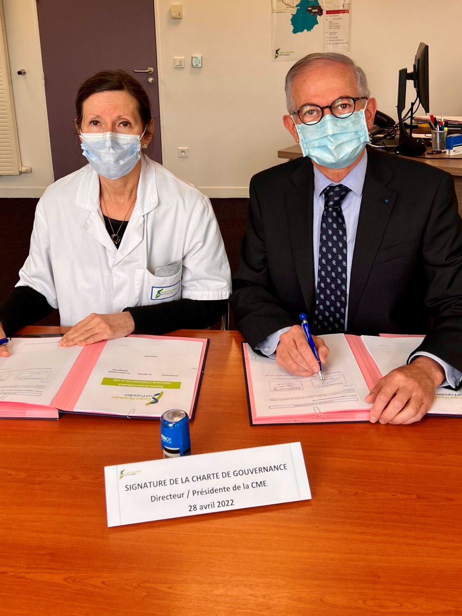CentreChsf's tweet photo. Signature officielle de la Charte de Gouvernance par Gilles CALMES, Directeur du CHSF (Evry/Corbeil) et par le Dr Valérie CAUDWELL, Présidente de la CME : Clef de voûte du pilotage et du management hospitalier, au service des patients et des professionnels de santé. https://t.co/rmu7Z4KayU