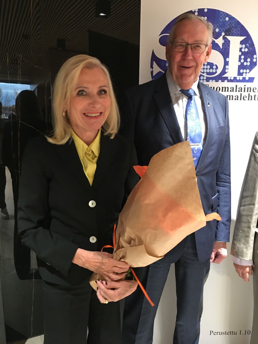 Kiitos Olli-palkinnosta #suomalainensanomalehtimiesliitto !
Sain palkinnon pj <a href="/MaaritTyrkko/">Maarit TYRKKÖ</a> kädestä. Kiitin #johanneskoroma a, joka kauan sitten otti maalaistytön töihin <a href="/uusisuomi/">Uusi Suomi</a> lehteen. Onnea uusi pj <a href="/KirstiSintonen/">Kirsti Sintonen</a> !