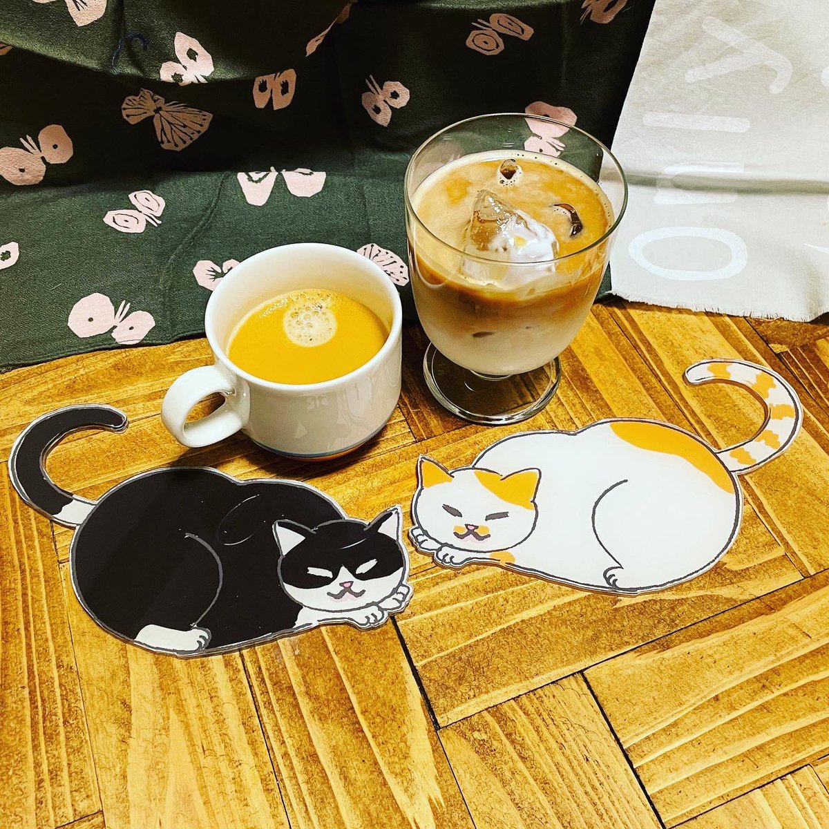 umagoya519's tweet photo. 私のイラストを使用していただいたアクリルコースターがAmazonで絶賛発売開始でございます🐈何卒チェケラで願います
　#ねこ　　#アクリルコースター　
https://t.co/GmA7KjZY7J https://t.co/vEITZlFPR8