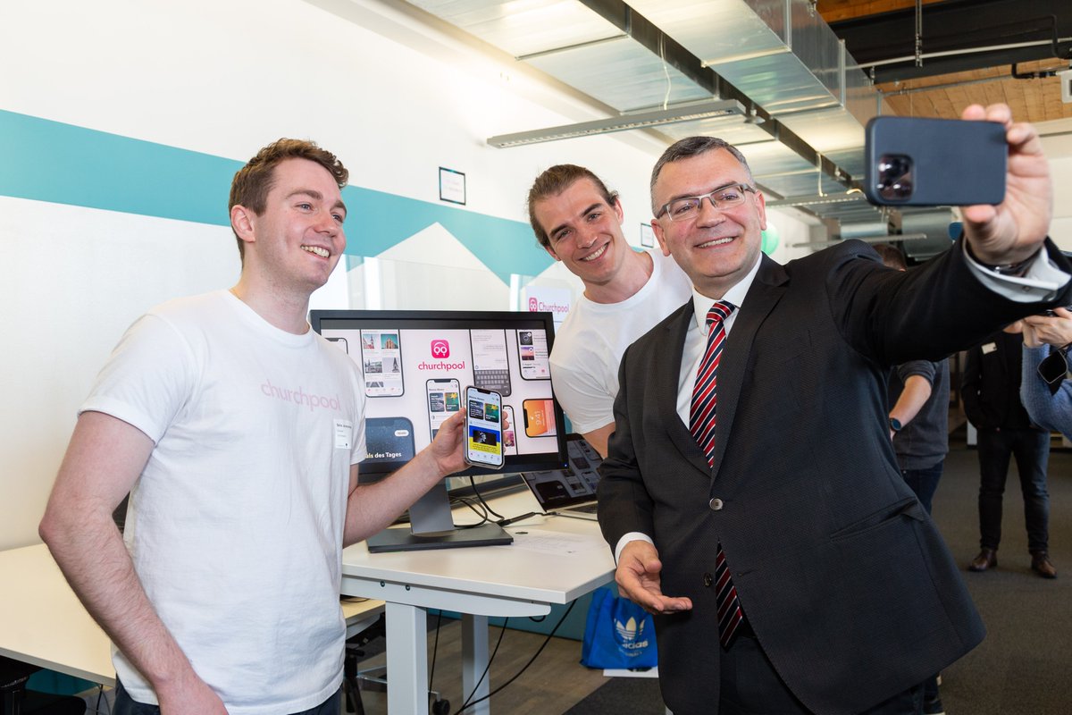 Luisante's tweet image. Something new! 🎉 Seit heute gibt&apos;s das #MediaTechLab im @MediaLabBayern. 800.000€ zusätzlich von Medienminister @fwhfreising für Fellowships für Entwickler:innen. Sie bringen die neuesten Tech-Forschungsergebnisse in konkrete Medien-Use-Cases. Mehr dazu: media-lab.de/media-tech-lab