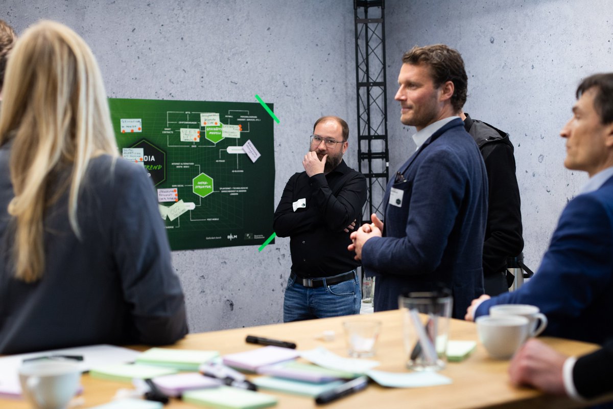 Luisante's tweet image. Something new! 🎉 Seit heute gibt&apos;s das #MediaTechLab im @MediaLabBayern. 800.000€ zusätzlich von Medienminister @fwhfreising für Fellowships für Entwickler:innen. Sie bringen die neuesten Tech-Forschungsergebnisse in konkrete Medien-Use-Cases. Mehr dazu: media-lab.de/media-tech-lab