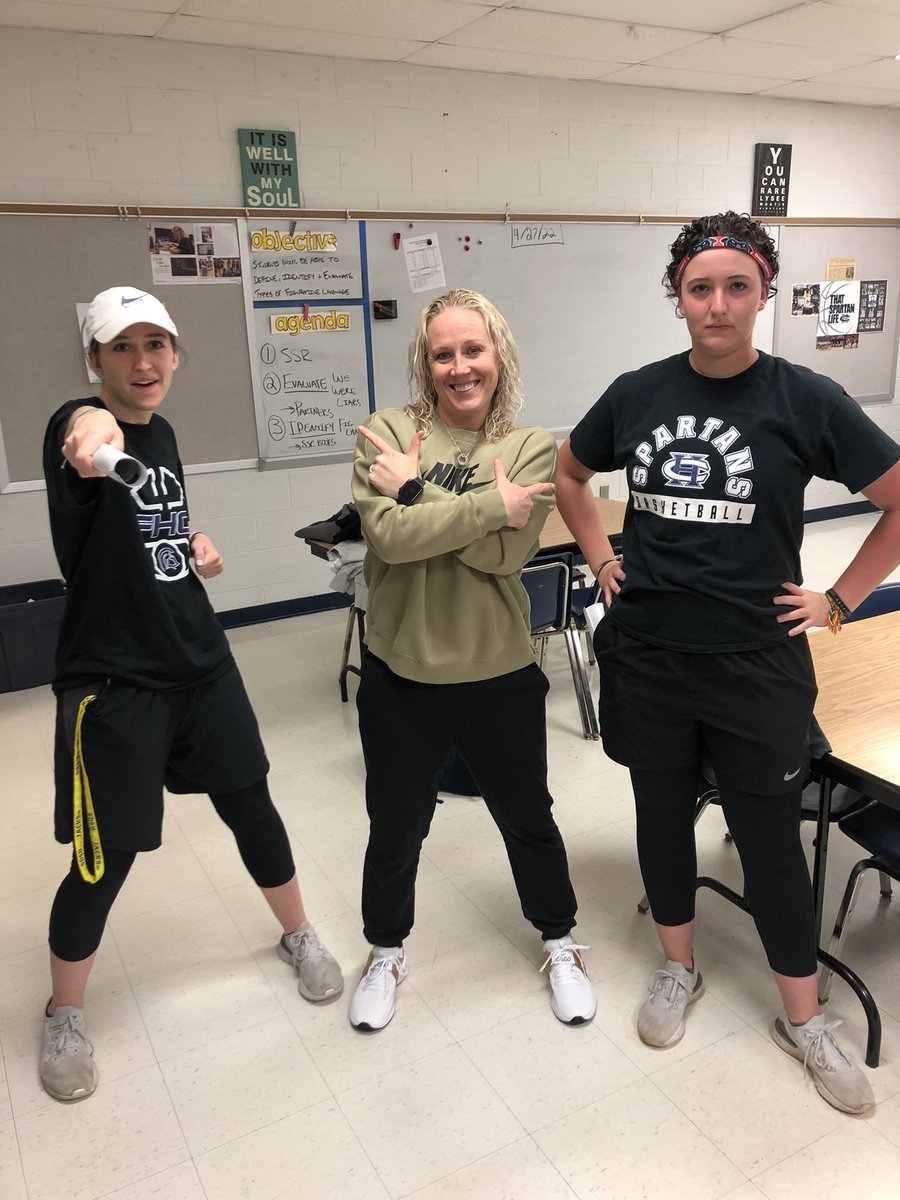 Hayley_Leake's tweet photo. These girls should each get like 16 🎟’s each today. Wow… The detail of their outfits is amazing:

Lanyard✔️ (either in pocket or around head when struggling😂)

Shorts w/ compression underneath✔️

Practice plans✔️

Hat✔️ 

Love you both! @klweb10 @kendweb1 💙

#dressLIKELeake https://t.co/WuGeD7JgQq