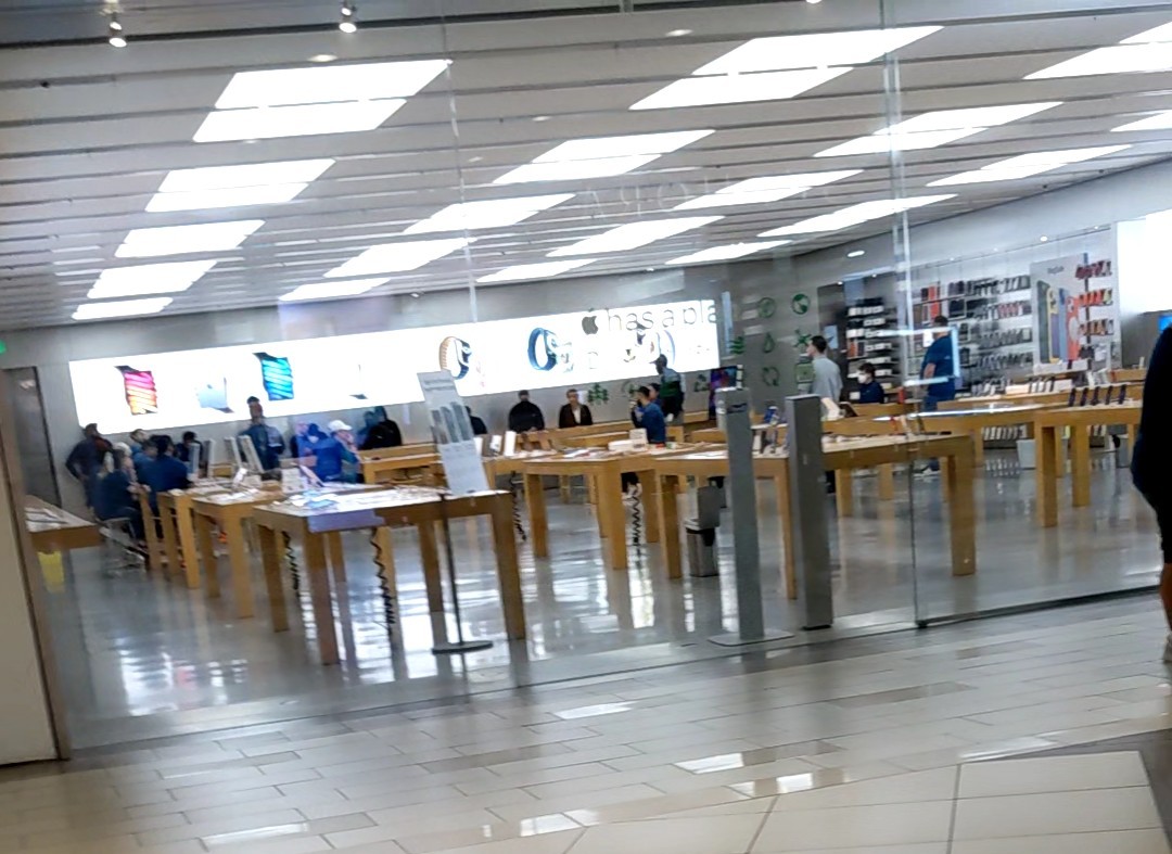SobSax's tweet photo. The Apple Store at Cumberland Mall. 

It's technically right on the Perimeter that used to divide Atlanta from its suburbs. 

The Braves moved nearby from downtown several years ago.
#gapol #galabor 

https://t.co/GL8DibOJyo https://t.co/lqayzPxjxW