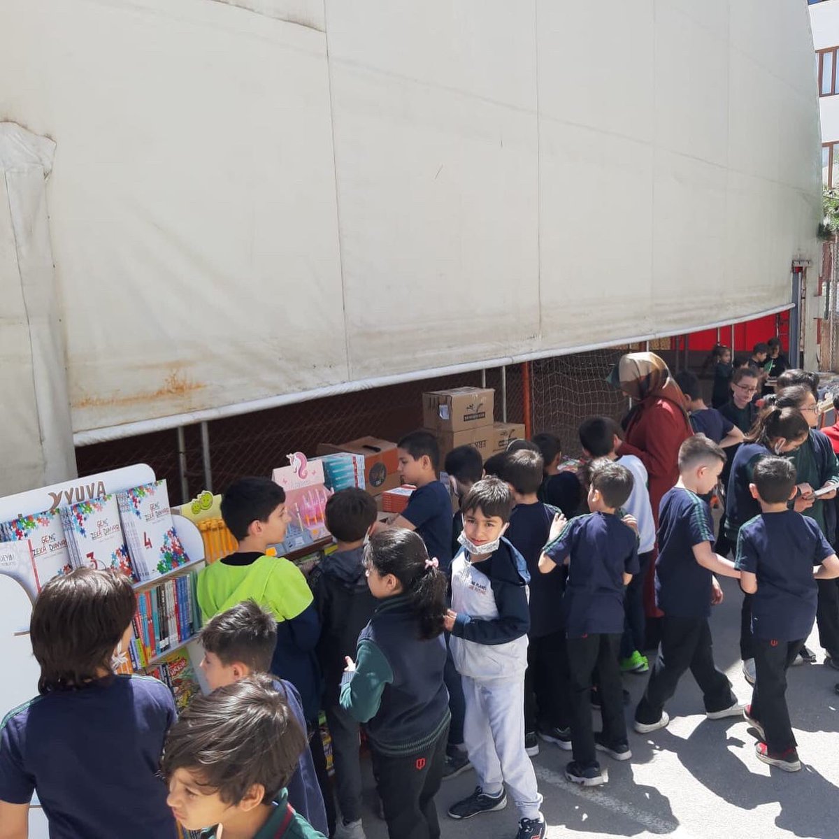 Okulumuz Kitap Günleri’nden kareler 📚.
Sevgili yazar Neşe KARAKAYA öğrencilerimizle kitaplar üzerine sohbet ettikten sonra dileyen öğrencilerimizin kitaplarını imzaladı.💐😊
Kitaplarla ilişkimizin arttığı nice kitap  günlerine 🌿 Bir gün değil her gün 😊