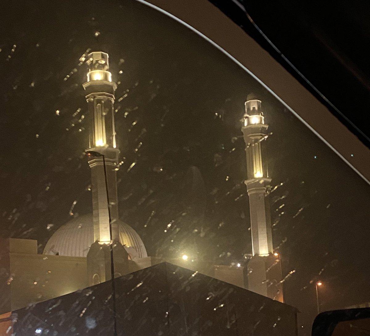 اللهُمَّ كُل الأدعية العالِقة في قلبي ، أنتَ أعلم بِها فَدبِرها بِحُسنْ تدبيرك♥️