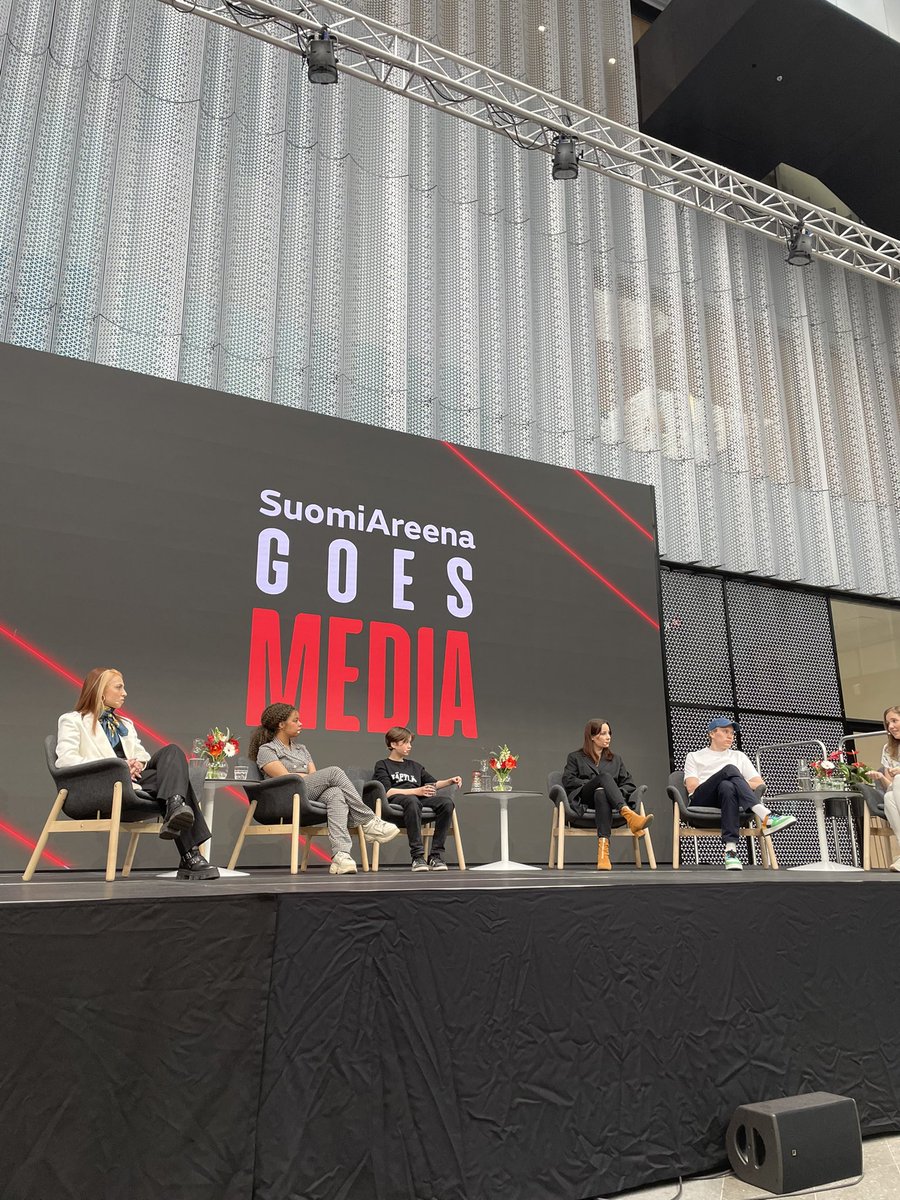 ”Nuorille tehtävä TV-sisältö ei eroa teemojen puolesta vanhemmille tehtävästä sisällöstä, näkökulma pitää olla vain eri”, kertoivat mm. näyttelijä Laura Eklund Nhaga, näyttelijä, koululainen Kuura Rossi ja Fanny Fröman HS:n lasten uutisista  #suomiareenagoesmedia @mtvpalvelu