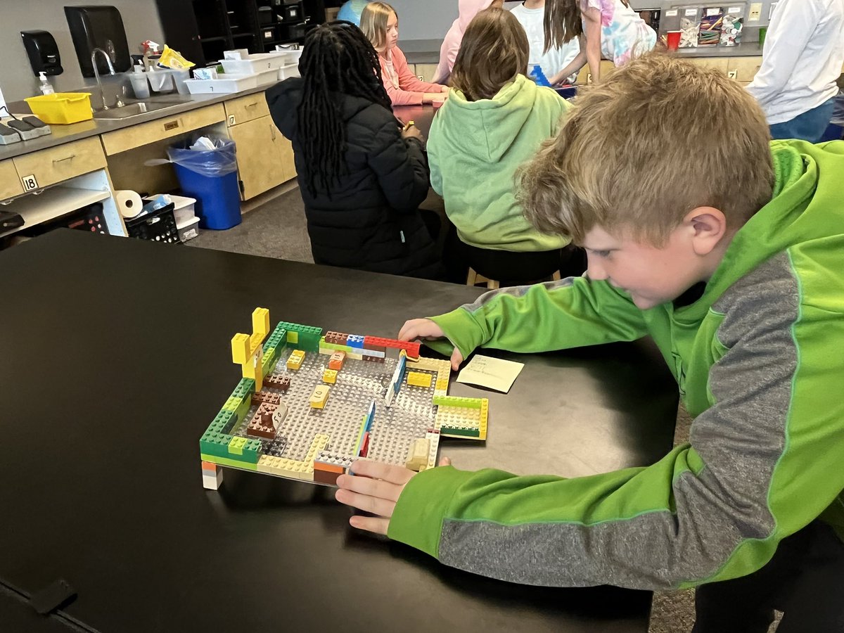 MrsMcSTEM's tweet photo. 4th graders use simple machines to create a Lego pinball game! #pinballwizards #mges https://t.co/NlRudtMkzn