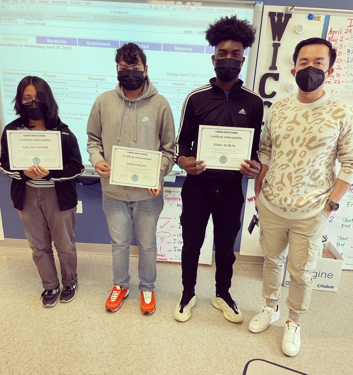 teach2dfuture's tweet photo. Mr. V’s VIP circle members @AVIDLARGOHS &amp; @englishisfunlhs received their certificates of recognition for the 3rd qtr. 
Recognition of Ss’ achievements is a great way to keep students motivated and driven to excel in their studies. 
@pgcps @PGCPSAdvancedP1 @HSRELATweets 💙🦁💙 https://t.co/aKBENtiDvR