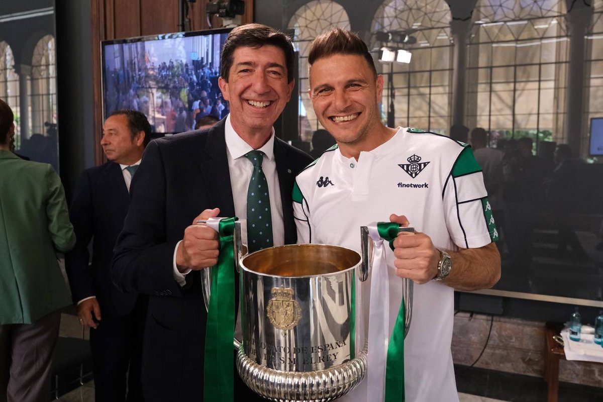 JuanMarin_'s tweet photo. Es un día muy especial. No todos los días recibimos al equipo campeón de la #CopaDelRey, nuestro @RealBetis. ⚽️💚

Nos habéis dado una gran alegría y estamos muy orgullosos. Gracias por el esfuerzo y a su afición por el apoyo incondicional a esos colores.

#BetisAlé #CopaDelRey https://t.co/xcWSHhy2th