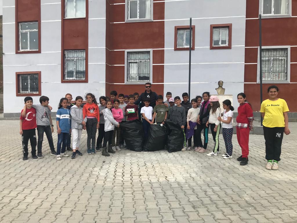 YedisuYBO's tweet photo. Okulumuzda "Çevre Bilinci" ni geliştirmek amacıyla 5. sınıflarımız çöp topladı.👏
@bingolmem @YedisuMEM  @YedisuKaymakam @kadriengin @RahmiGuney @yusuf_tokus @MuhtesimTunc_ @bcelikkk10 https://t.co/T04jCR4irC