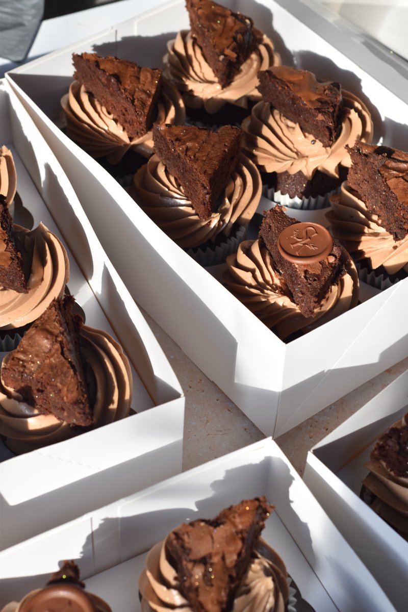 Bakedbysk's tweet photo. Chocolate fudge cupcakes topped with chocolate Swiss meringue buttercream finished with a Belgian chocolate S.K Classic brownie…
Made with love, dusted in glitter… & finished with my chocolate seal of approval
It’s #HowIlikeMine
#SK https://t.co/CgJgs7qsil