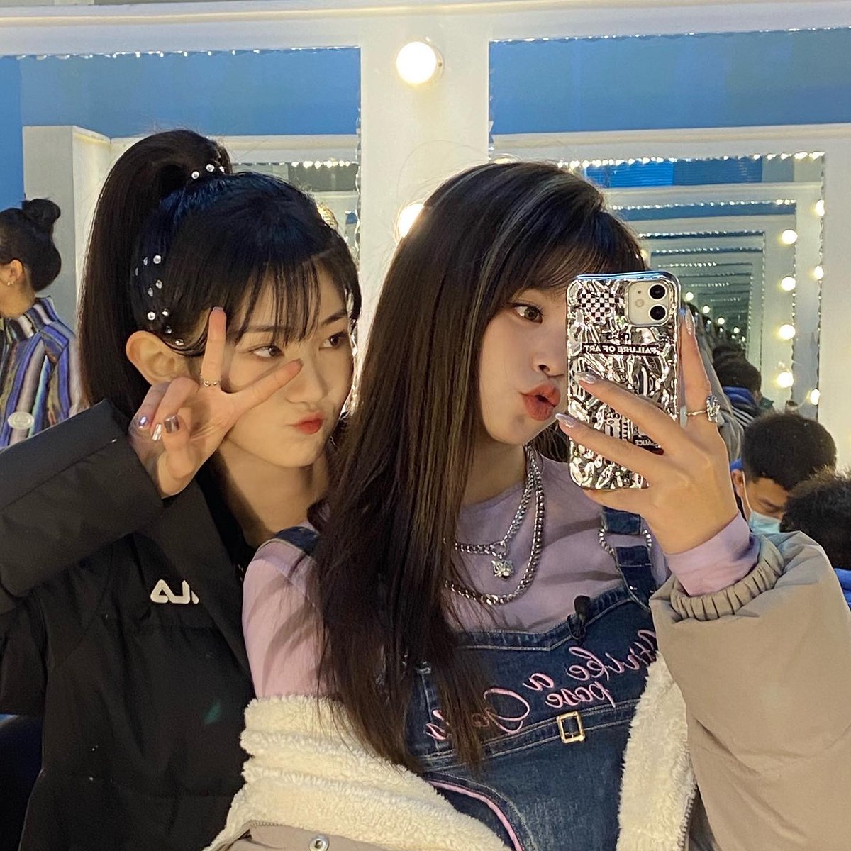 H03ZT's tweet photo. 化妝室的粼碎照with my roommate💩
#infj 和 #infp 的女孩 https://t.co/f2yl5AOhT4