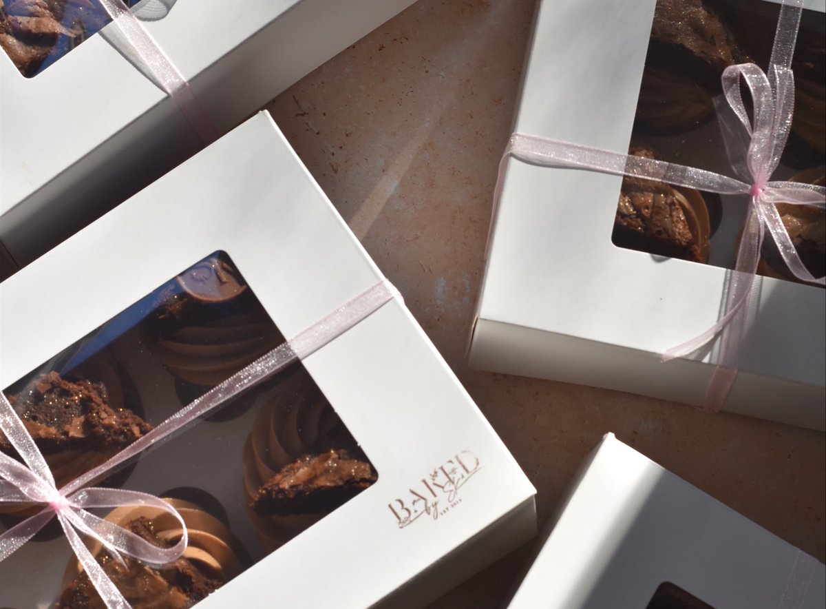 Bakedbysk's tweet photo. Chocolate fudge cupcakes topped with chocolate Swiss meringue buttercream finished with a Belgian chocolate S.K Classic brownie…
Made with love, dusted in glitter… & finished with my chocolate seal of approval
It’s #HowIlikeMine
#SK https://t.co/CgJgs7qsil