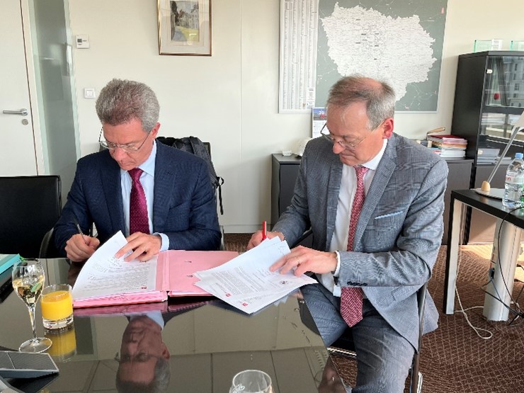 Innovapresse's tweet photo. @1001ViesHabitat et @CE_iledefrance signent un prêt à Impact positif de 10M€ pour la #rénovation thermique d'une partie du parc de 1001 Vies Habitat. La #bonification sera offerte à @EMMAUSolidarite
#SLL #Prêt #RenovationThermique #logementsocial
https://t.co/2RIJfV1q4M https://t.co/rL9xiXdBTB