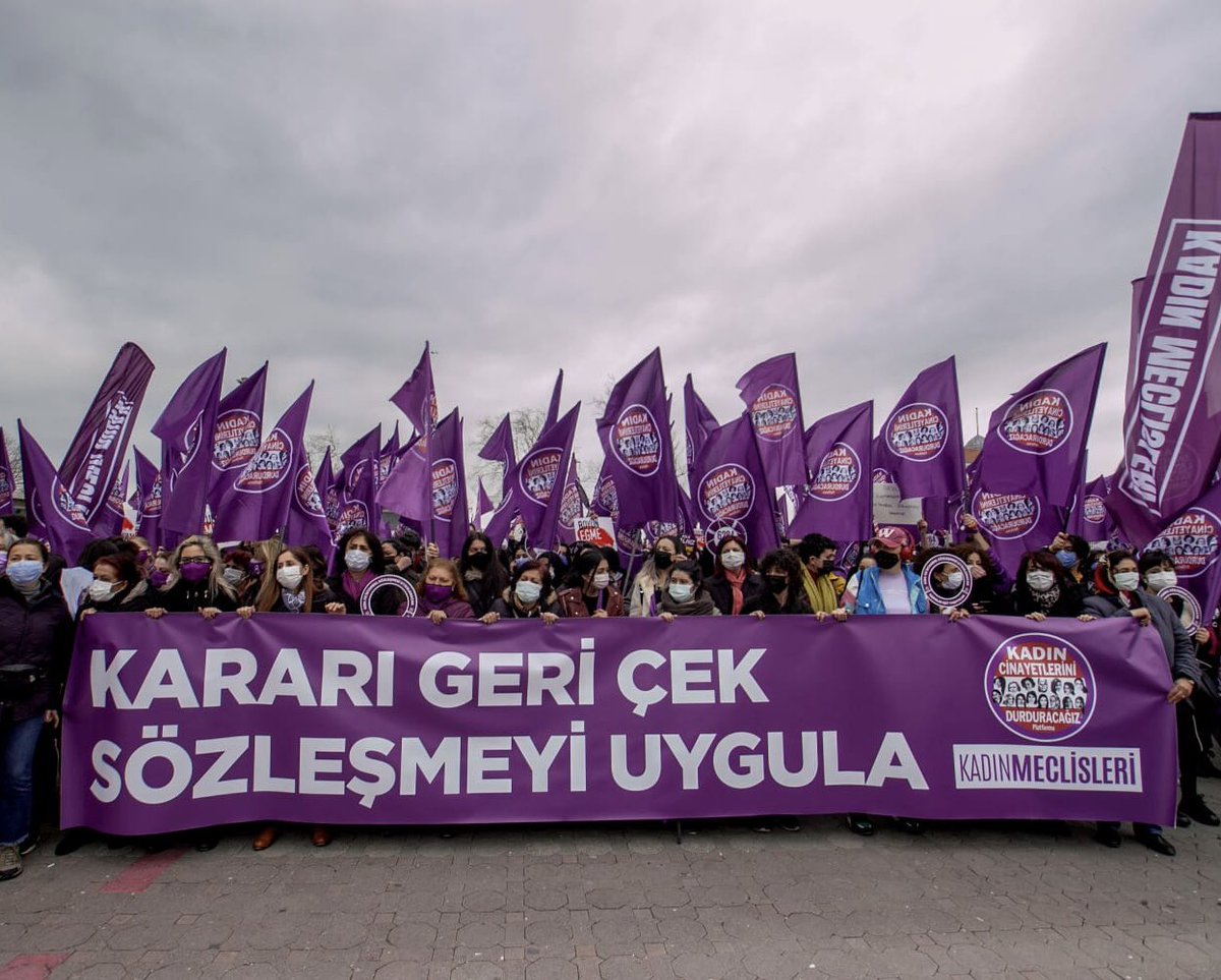 Yüzlerce kadının savunmasıyla duruşma sona erdi. 

Danıştay savcılığı da kadınlar da toplumun çoğunluğu da aynı şeyi söylüyor: İstanbul Sözleşmesi’nden çekilme kararı anayasaya aykırıdır!

Verilecek karar ne olursa olsun vazgeçmeyeceğiz, İstanbul Sözleşmesi’ni uygulatacağız.