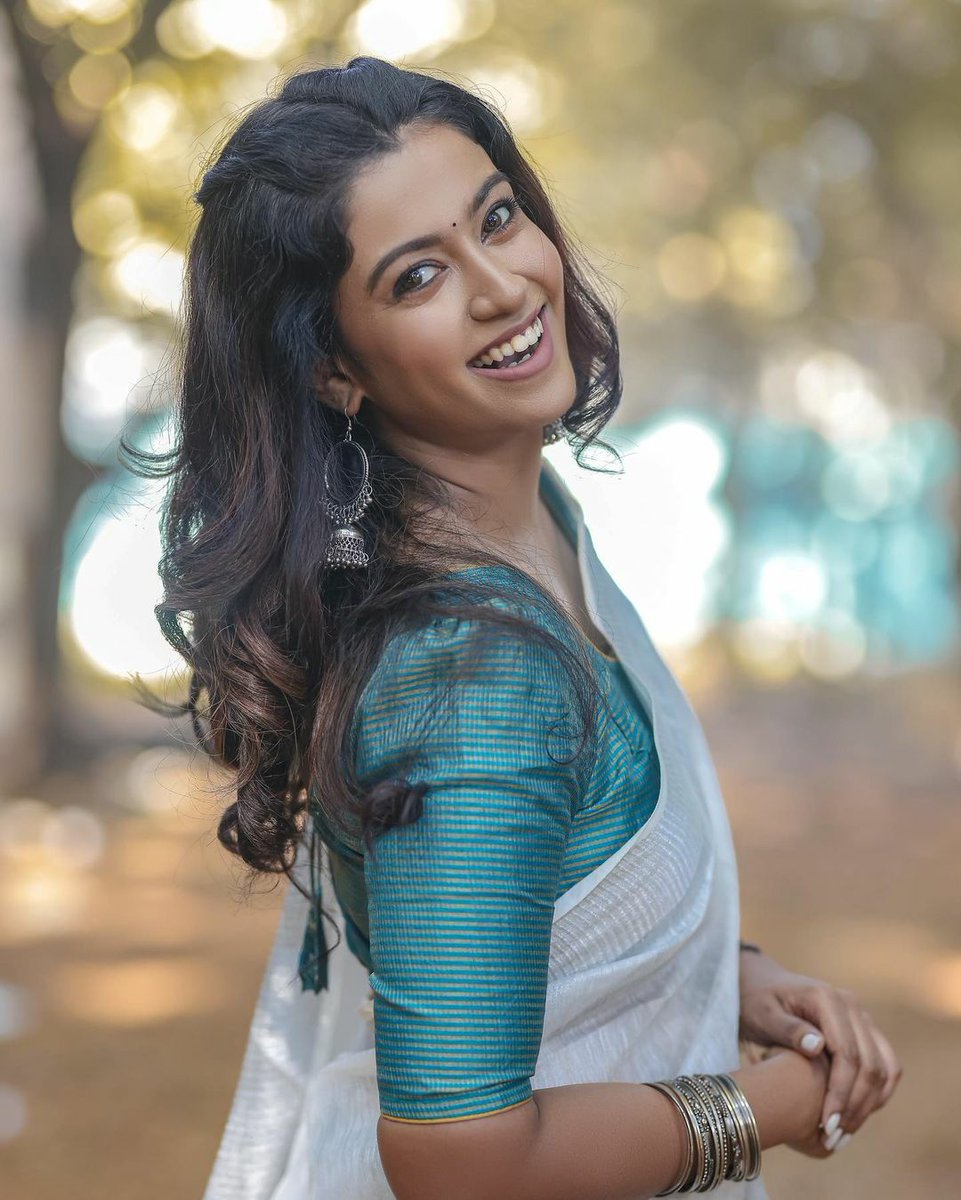 Onlyhashtag1's tweet photo. Gorgeous with Saree 😍...
#RoshiniHaripriyan #Roshini #ActressesDuniya #actresssweaty #takemyhandtourkrakow #BBBaEliminacao #tangna #AvatarTheWayOfWater #KaathuvakulaRenduKaadhal https://t.co/enErGmj3cw