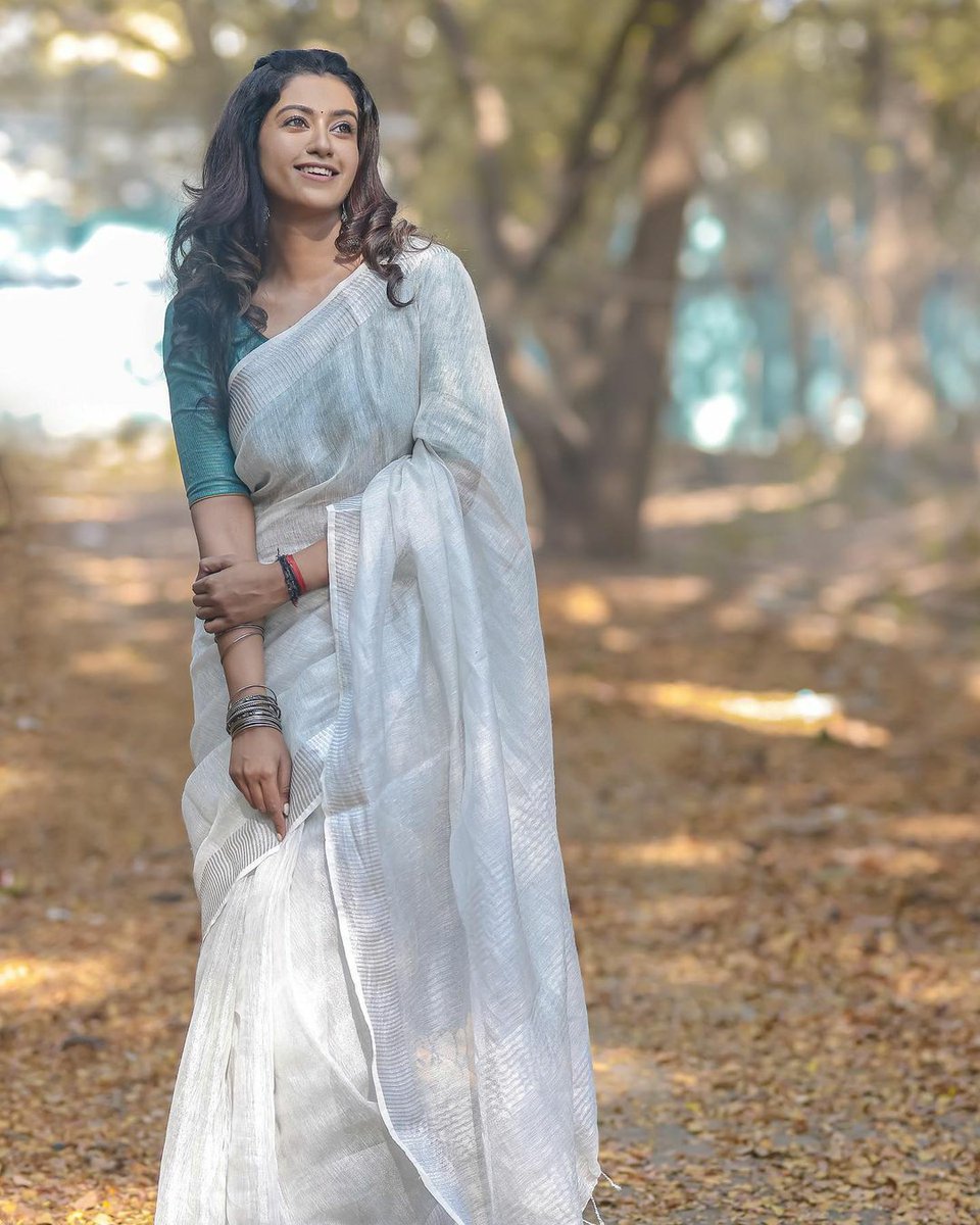Onlyhashtag1's tweet photo. Gorgeous with Saree 😍...
#RoshiniHaripriyan #Roshini #ActressesDuniya #actresssweaty #takemyhandtourkrakow #BBBaEliminacao #tangna #AvatarTheWayOfWater #KaathuvakulaRenduKaadhal https://t.co/enErGmj3cw