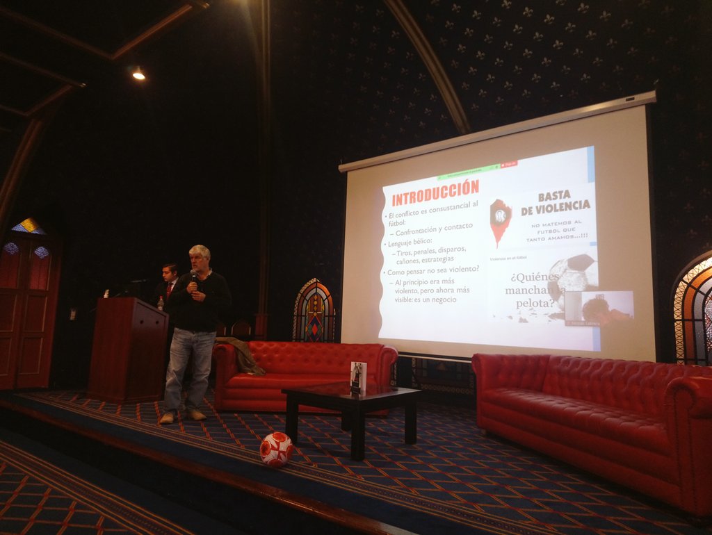 MartinGuzmanTF's tweet photo. En @USFQ_Ecuador, gracias a la iniciativa #Alentemos, fui parte del conversatorio Otro fútbol es posible y tratar sobre Las pequeñas cosas que acumulan violencia en el fútbol. Contento de compartir espacios con personas que le aportan mucho al deporte y la sociedad. @TercerFutbol https://t.co/fkDUZjDbwi