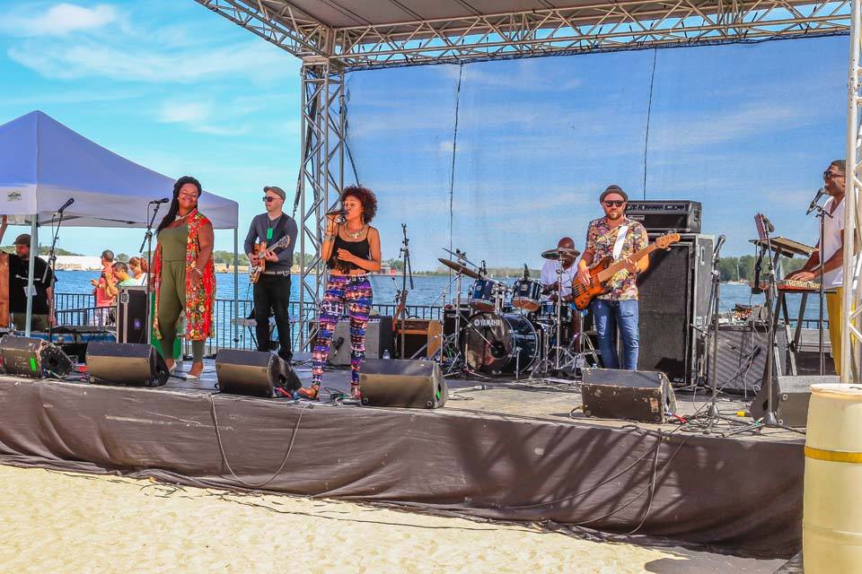 aeroportbbishop's tweet image. Le festival le plus populaire du secteur riverain – @towaterfrontfest – est de retour, et nous sommes ravis de parrainer l’événement! 

À vos agendas : le #TOWaterfrontfest débarque à Sugar Beach et au parc HTO les 17 et 18 septembre. #WaterWeekend

#Toronto #Événements